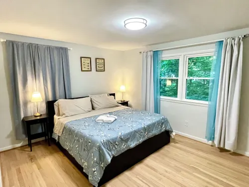 Oak House: Luxury Home in Silver Spring, Takoma Park; Close to DC, 4-Car Parking