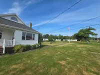 MacNeil's Motel - Motels