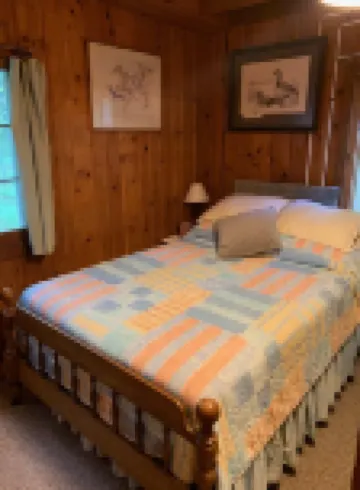 Lake Huron access wooded 2-bedroom cottage with WiFi in charming Oscoda