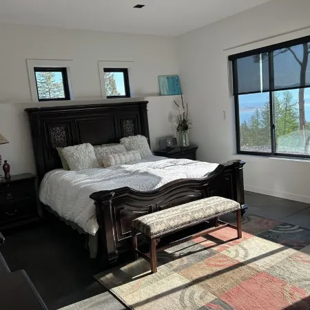 Modern 3-bedroom bungalow in peaceful Somers with great lake and mountain views