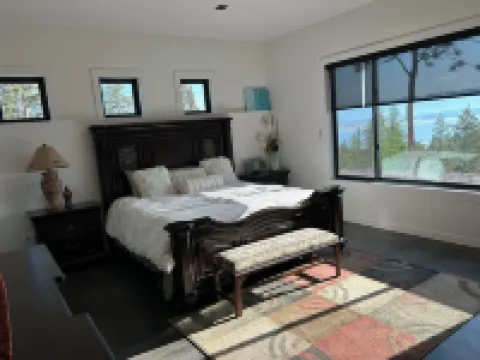 Modern 3-bedroom bungalow in peaceful Somers with great lake and mountain views