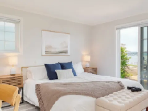 Colonial Bluff House Above the Sea by Avantstay Hotels in Langley