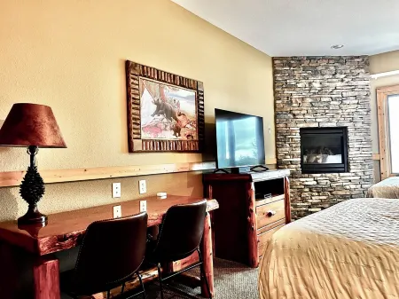 Lake Superior Two Queen Bed Studio~Pool/Hot tub-Burlington Bay