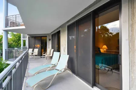 Atlantic Paradise by AvantStay Great Location w Balcony Outdoor Dining Shared Pool Hot Tub Отели рядом с достопримечательностью «Ки-Уэст Баттерфлай энд Нейчер Консерватори»