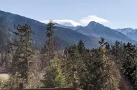 Cozy 2-bdrm dogs-welcome cabin w/ hot tub in private riverfront setting