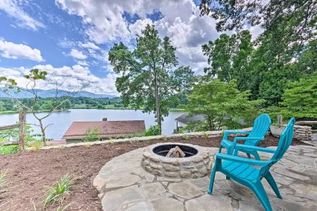 Couples Retreat with Lake and Mtn Views, Fire Pit Отели в г. Лейк Джуналаска