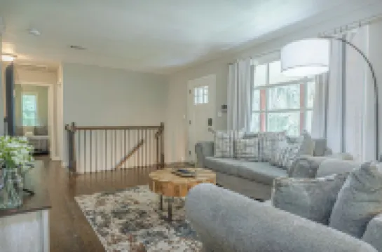 迷人的寬敞帶遊戲室的家