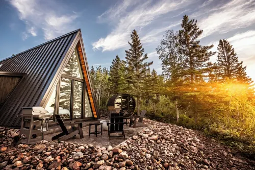 Kalliot: Lakefront Tiny A-Frame w/Barrel Sauna + EV Charger