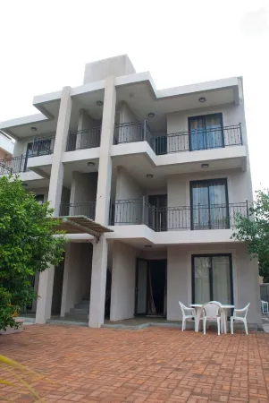 2 bedroom apartment with pool