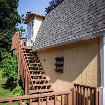 Cozy 1-Bedroom Apartment with WiFi, Parking, and Keyboard in a Peaceful Setting.