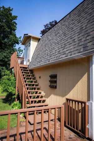 Cozy 1-Bedroom Apartment with WiFi, Parking, and Keyboard in a Peaceful Setting.