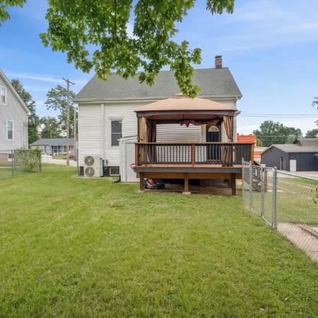 The WashMO Hospitality House WALK to riverfront, shopping, wine shuttle, HOT TUB