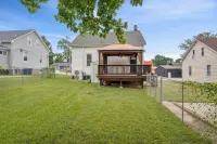 The WashMO Hospitality House WALK to riverfront, shopping, wine shuttle, HOT TUB