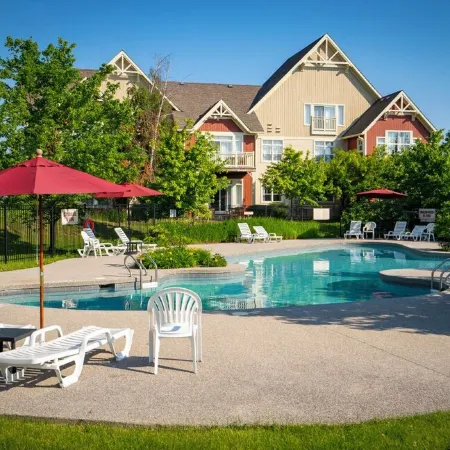 Cozy & Charming Retreat at Blue Mountain