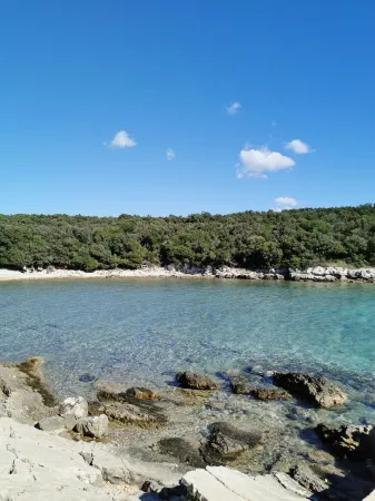 Schönes Apartment mit 3 Schlafzimmer und Pool Mitbenutzung Отели в г. Liznjan