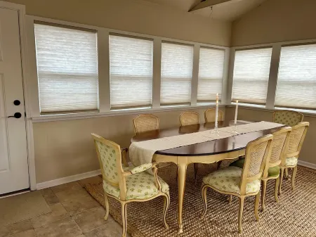 “The Stones Throw Chateau” Minutes to anywhere