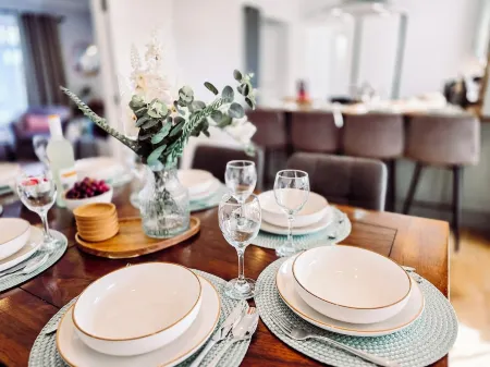 Luxury Sea View Retreat with Hot Tub – Sleeps 8 Отели в г. Дувр