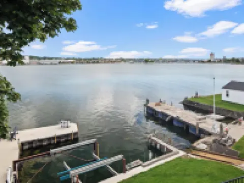 Waterfront oasis steps from downtown Sturgeon Bay!