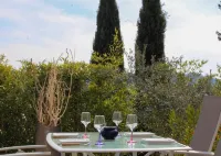 Quiet apartment with swimming pool