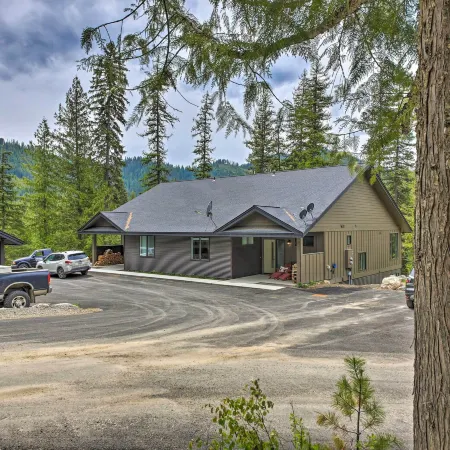 Elegant Priest Lake Townhome ~ 1 Mi from Lake