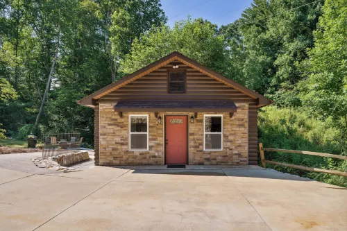 Hickory Hideaway: Pet-Friendly Haven w/ Fire Pit! - 3-Sterne