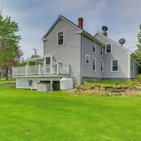 Rockland Home w/ Deck 5 Mins to Historic Downtown!