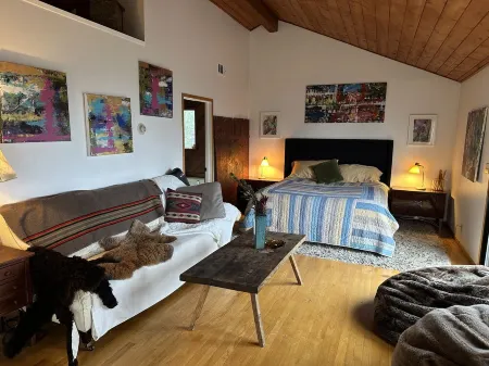 Comfortable mountain retreat, 15 min to beach, lots of amenities.. Отели рядом с достопримечательностью «Зона отдыха Лох Ломонд»