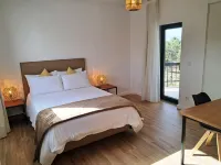 Room with private bathroom and balcony at Casa das Vinhas in Sesimbra