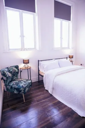 Converted bank: centre of Town (split apartment) Отели рядом с достопримечательностью «Honley Wood»