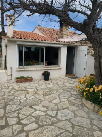 CABANON BORD DE MER NEAR FILMING CAMPING PARADIS