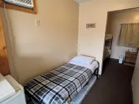 Cabin on main. Walking distance to all attractions Hotels in Cayuga County