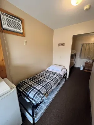 Cabin on main. Walking distance to all attractions