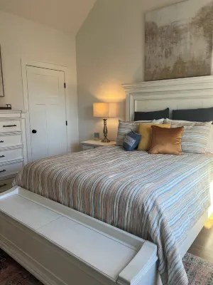 Tranquil Hillside Getaway-Asheville Retreat with 3BR/3BA, 2 Decks. Pet Friendly! Hotels in Mills River