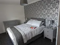 Lovely 2 Bedroom Terrace House Hotels near Cliftonhill Stadium