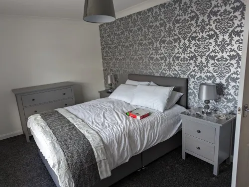 Lovely 2 Bedroom Terrace House Hotels in Coatbridge