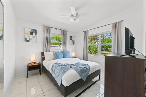 3 bedroom / 2Bath Poolhome with lake access near the Beach.