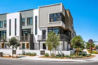 Mid-Century Modern Designer's Home Hotels near Pretend City Children's Museum