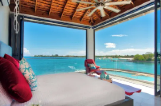 Luxe Grand Villa Modern Spacious 6-bedroom with private Beach. Staff Included.