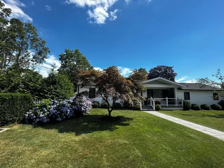 Charming 4-bedroom house with salt water pool, AC and WiFi in Hampton Bays