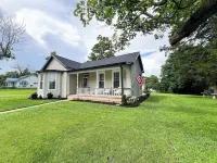 Charming home near downtown Warsaw Hotels in Benton County