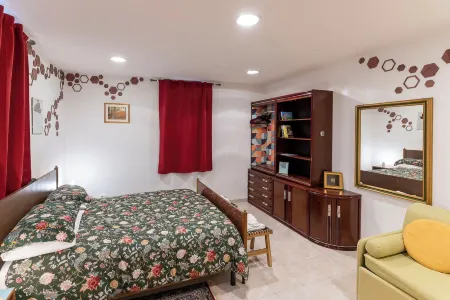 Cozy apartment with fireplace. Отели в г. Кастель-ди-Ери