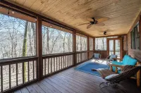 Hidden Honey Hole Cabin: 4 BEDROOM, POOLS, TENNIS/PICKLEBALL, HIKING, LAKE AREA - Hytter
