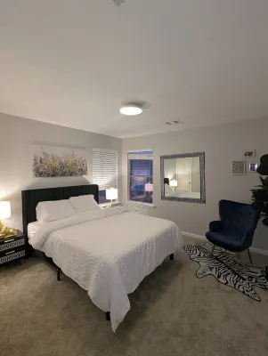 Luxury Spacious 9-bed Houston with Game Room , Cinema , Record Studio + HOT TUB Hotels near Mercer Botanic Gardens