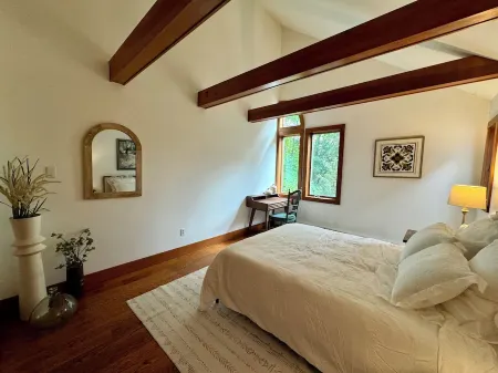 10 Acre Country Estate with Pool, Hot Tub & Views!