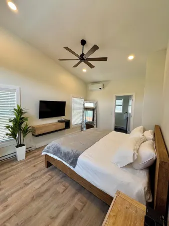 House in tranquil Tamworth NH with AC, Hot Tub, Riverfront access Отели в г. Тамворт