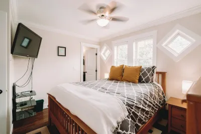 Vancouver - Beautiful and Bright 3bdrm Home Hotels in Mount Pleasant