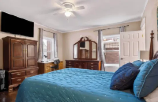 HUGE 6-bed 4-bath house in Erie - perfect for large groups or families