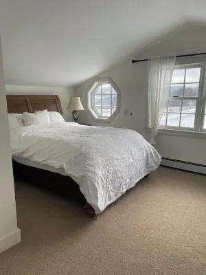 Sweet 2-bedroom apartment on horse farm in Hillsdale with WiFi and AC