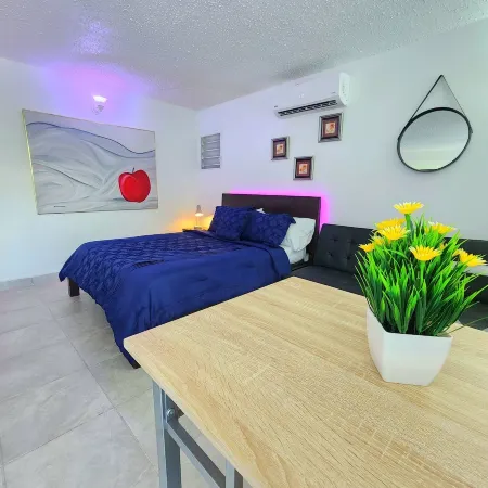 Island Oasis: Close to Vibrant Shops, Eateries & Beach Adventures Отели в г. Левитовн