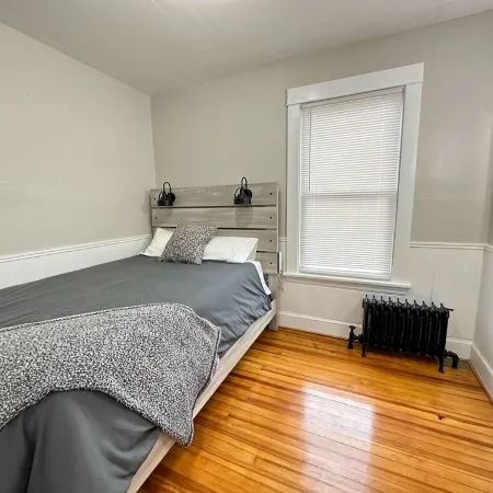 “The Allen House” Charming 3-Bed / 2-Bath Sleeps 8. Fantastic location in Albany